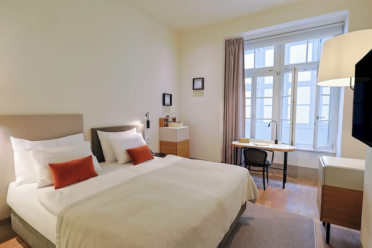 Bookquet Deluxe | Premium bedding, Select Comfort beds, minibar, in-room safe