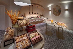 Café da manhã com buffet todos os dias (CZK 650 por pessoa)