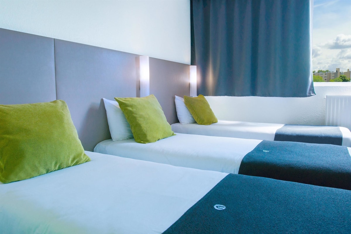 Standardzimmer, 3 Einzelbetten | Zimmersafe, Schreibtisch, schallisolierte Zimmer, Bügeleisen/Bügelbrett
