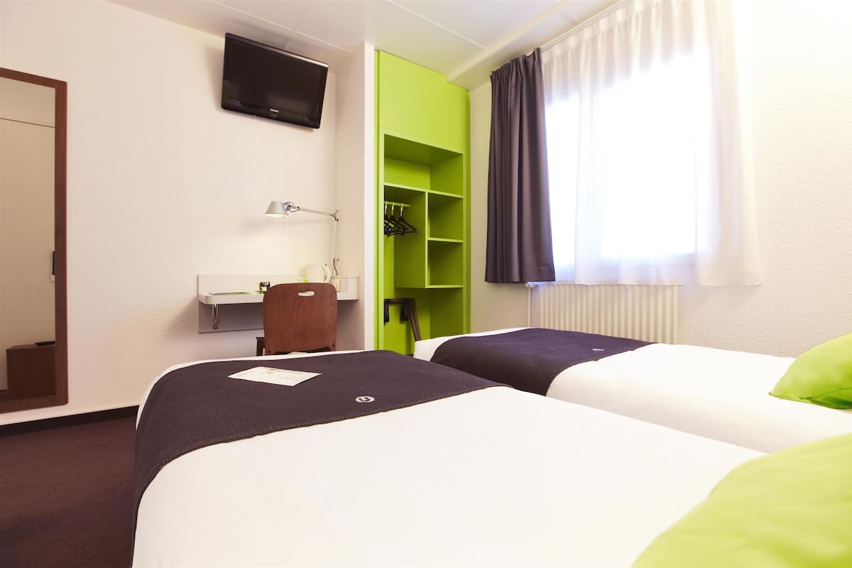 Standardzimmer, 2 Einzelbetten | Zimmersafe, Schreibtisch, schallisolierte Zimmer, Bügeleisen/Bügelbrett