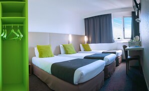 Standard Room, 3 Twin Beds | In-room safe, desk, soundproofing, iron/ironing board - Campanile Creteil Centre (Creteil)
