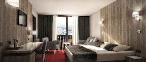 Una habitación de hotel moderna con una cama, un escritorio, una silla y una mesita. Se ve una vista de montañas a través de la ventana.