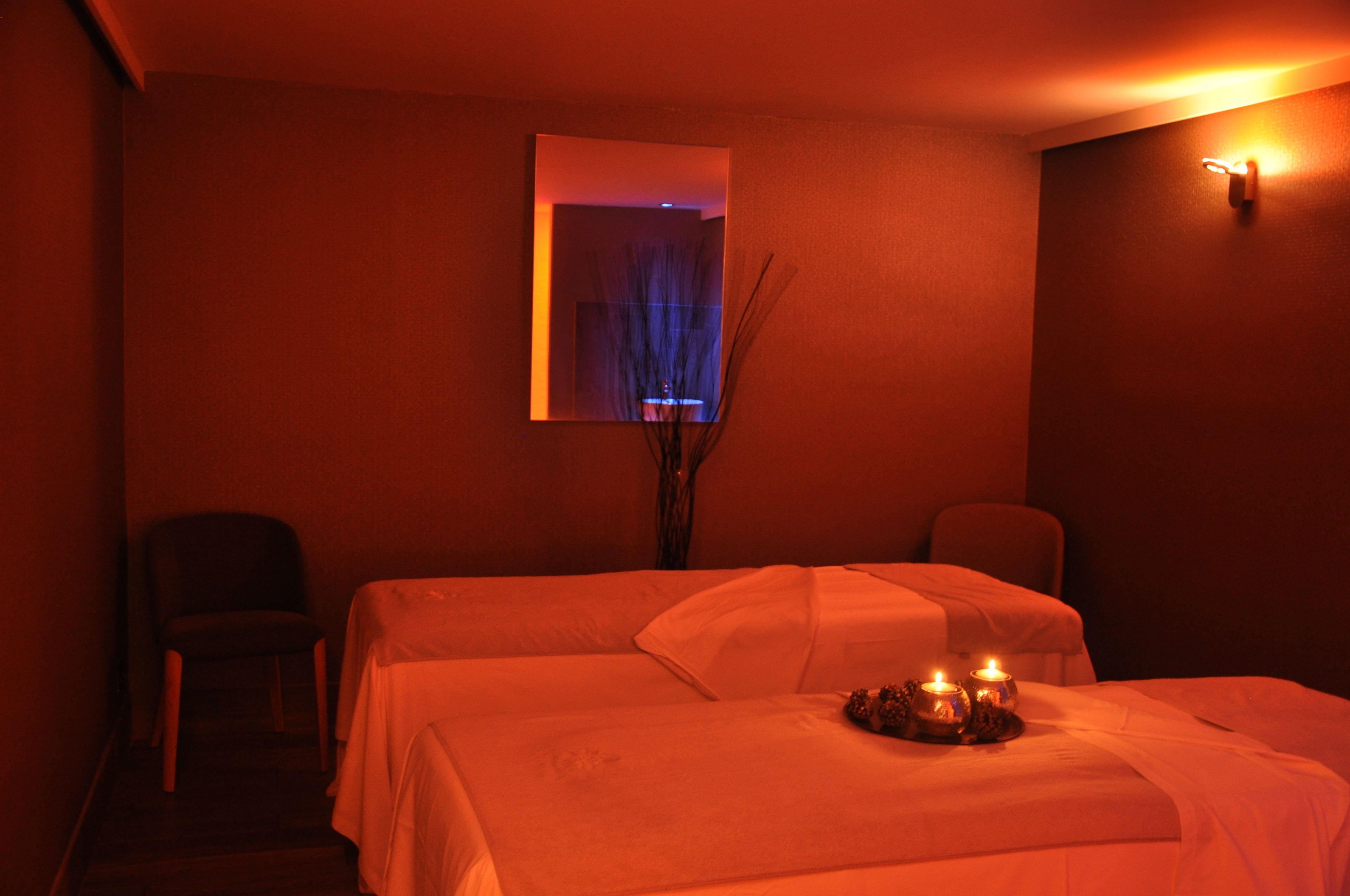 couples treatment room(s), sauna, hot tub, steam room, body treatments