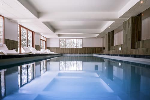 Piscina coberta (horari: 10:00-20:00) i gandules