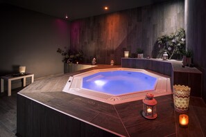 Couples treatment room(s), sauna, hot tub, steam room, body treatments