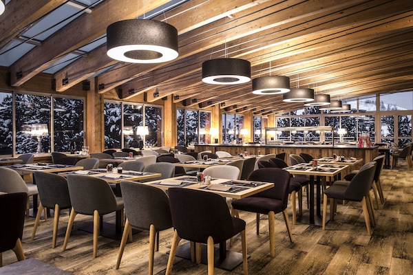 Breakfast and dinner served