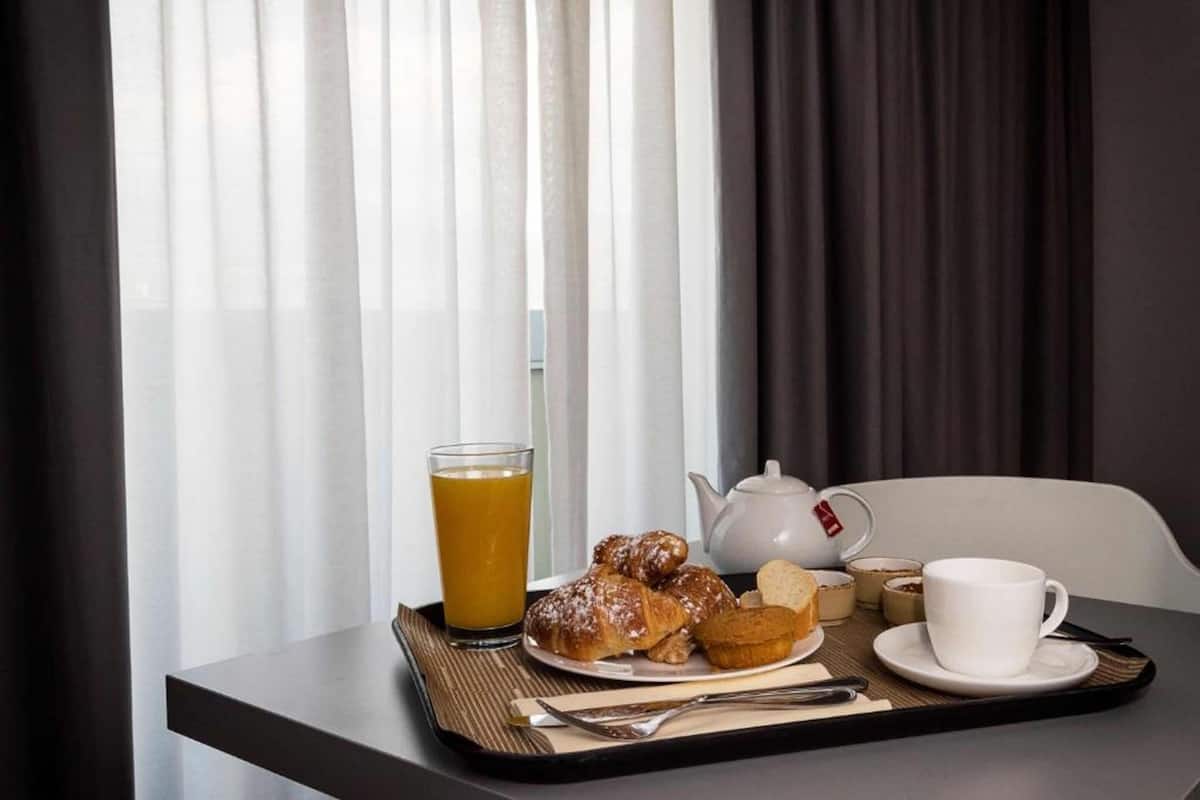 Een minibar, een kluis op de kamer, een bureau, geluiddichte muren