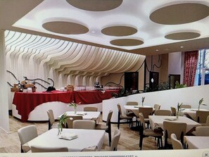 供应早餐和晚餐