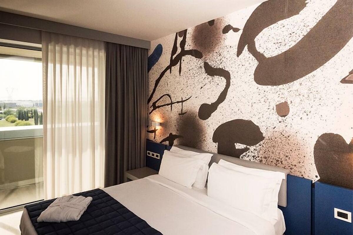 Down comforters, minibar, in-room safe, desk