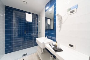 Ducha, secador de pelo, bidet, toallas