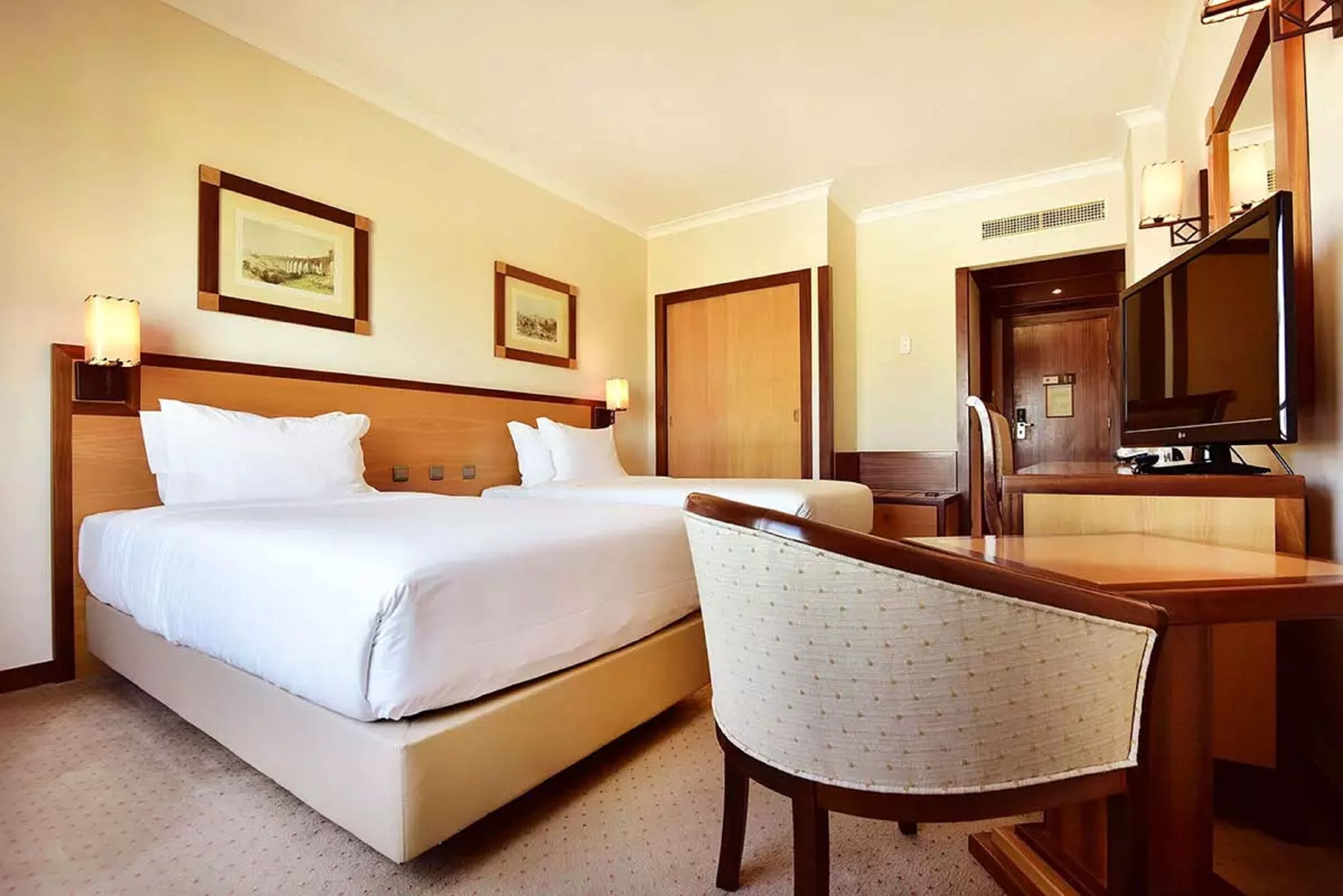 standard twin room | 1 bedroom, minibar, in-room safe, desk