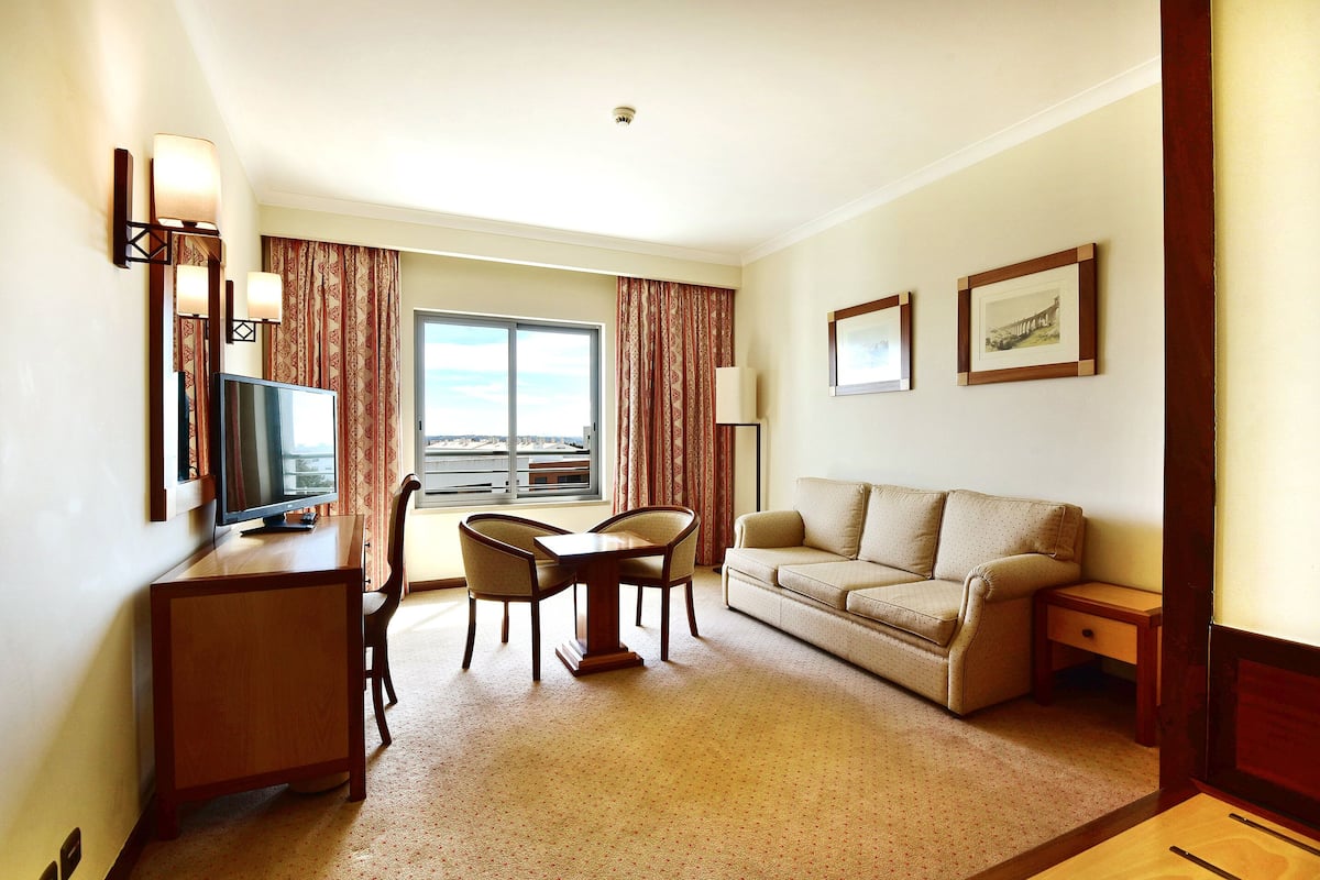 Phòng Suite | 1 phòng ngủ, minibar, két bảo mật tại phòng, bàn