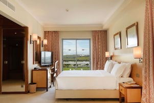 Superior Double Room | Minibar, in-room safe, desk, blackout drapes