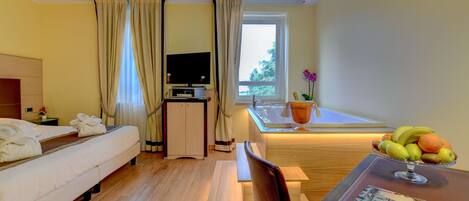 Camera Premium con Vasca Idromassaggio | Hypo-allergenic bedding, down comforters, minibar, in-room safe