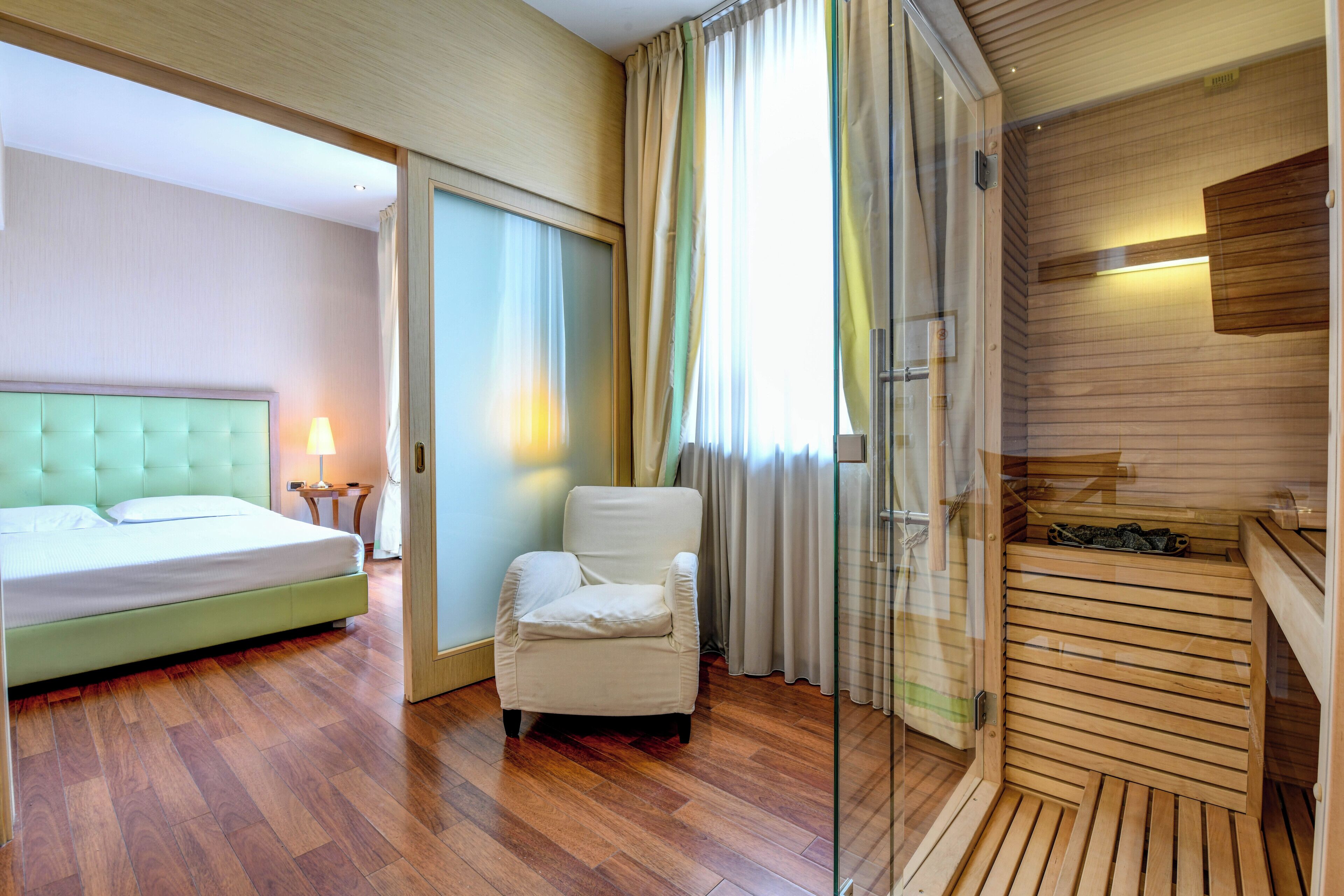 Suite Confort, sauna (and hydromassage bathtub) | Ropa de cama hipoalergénica, edredones de plumas, minibar y caja fuerte