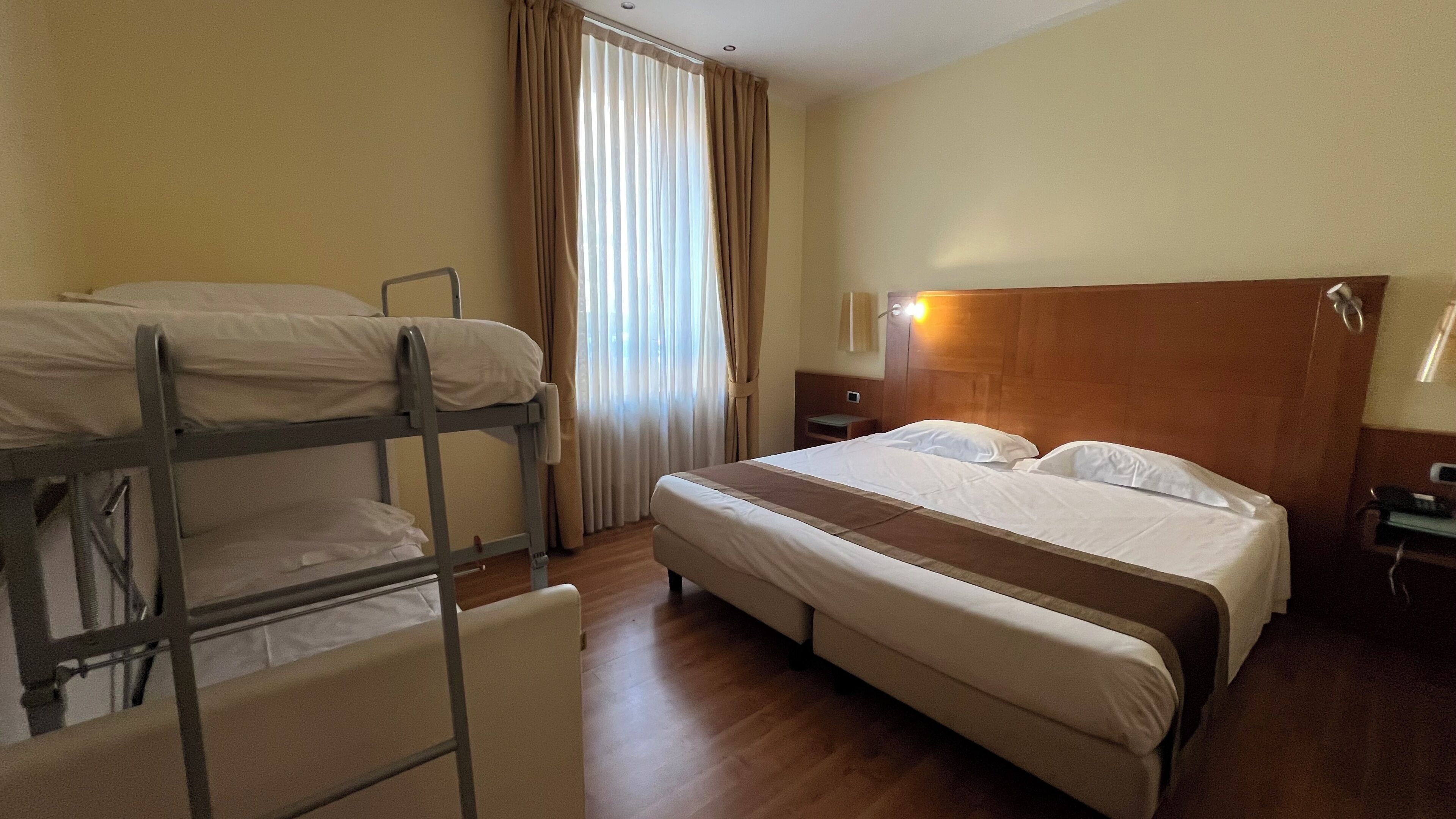 Habitación familiar (Bunk Bed) | Ropa de cama hipoalergénica, edredones de plumas, minibar y caja fuerte