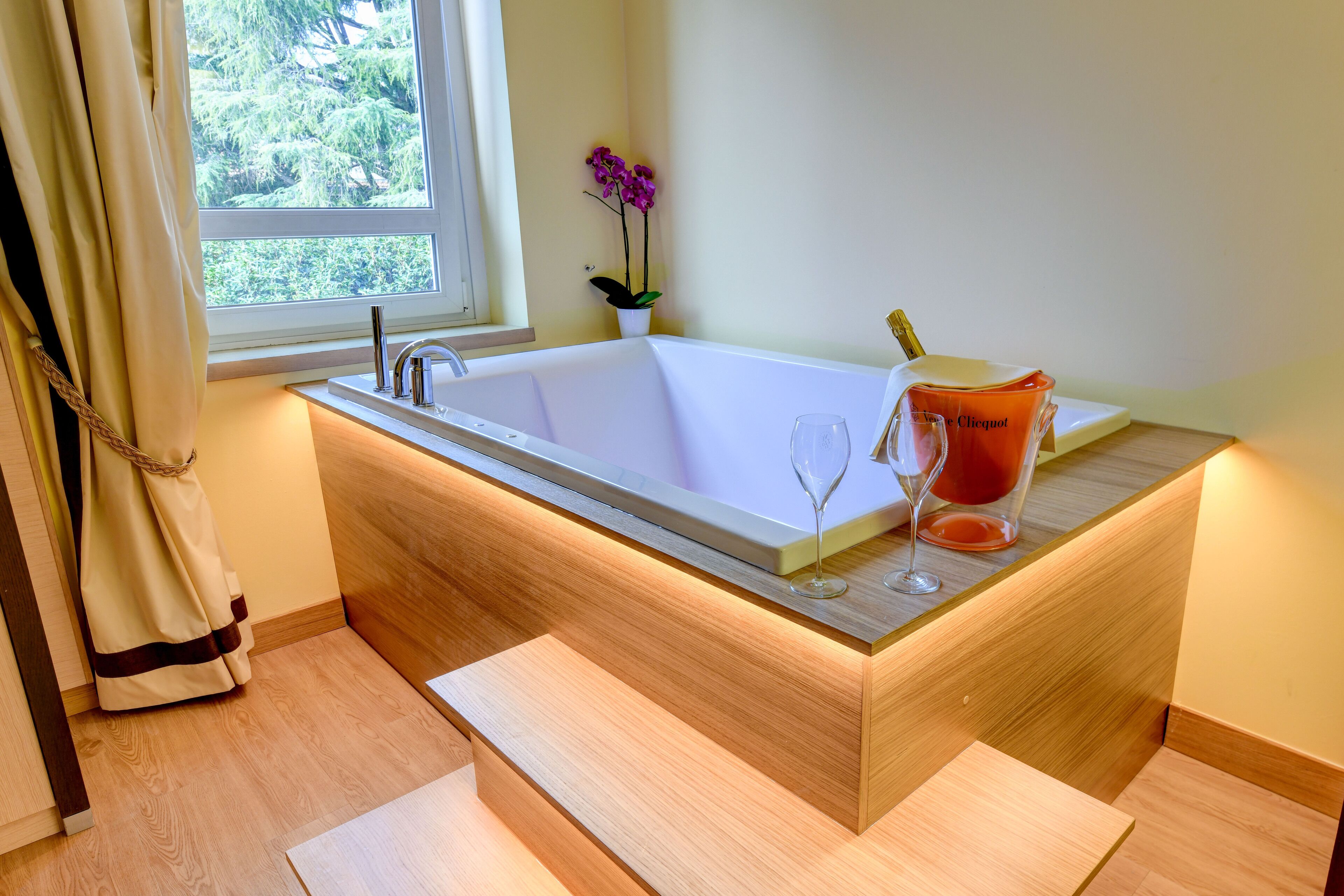 Camera Premium con Vasca Idromassaggio | Literie hypoallergénique, couette en duvet d'oie, minibar