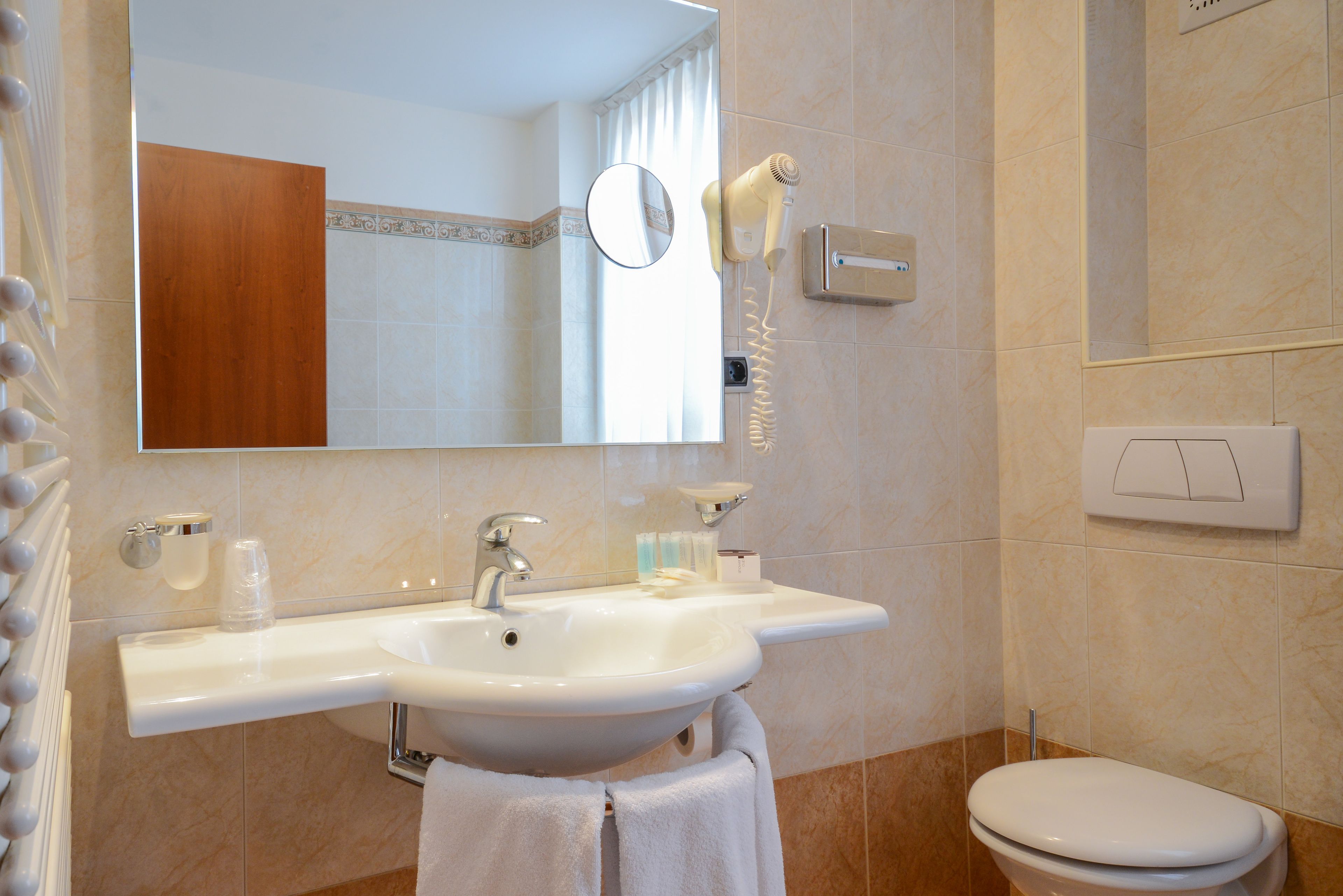 Chambre Double Standard | Salle de bain | Articles de toilette gratuits, sèche-cheveux, bidet, serviettes fournies