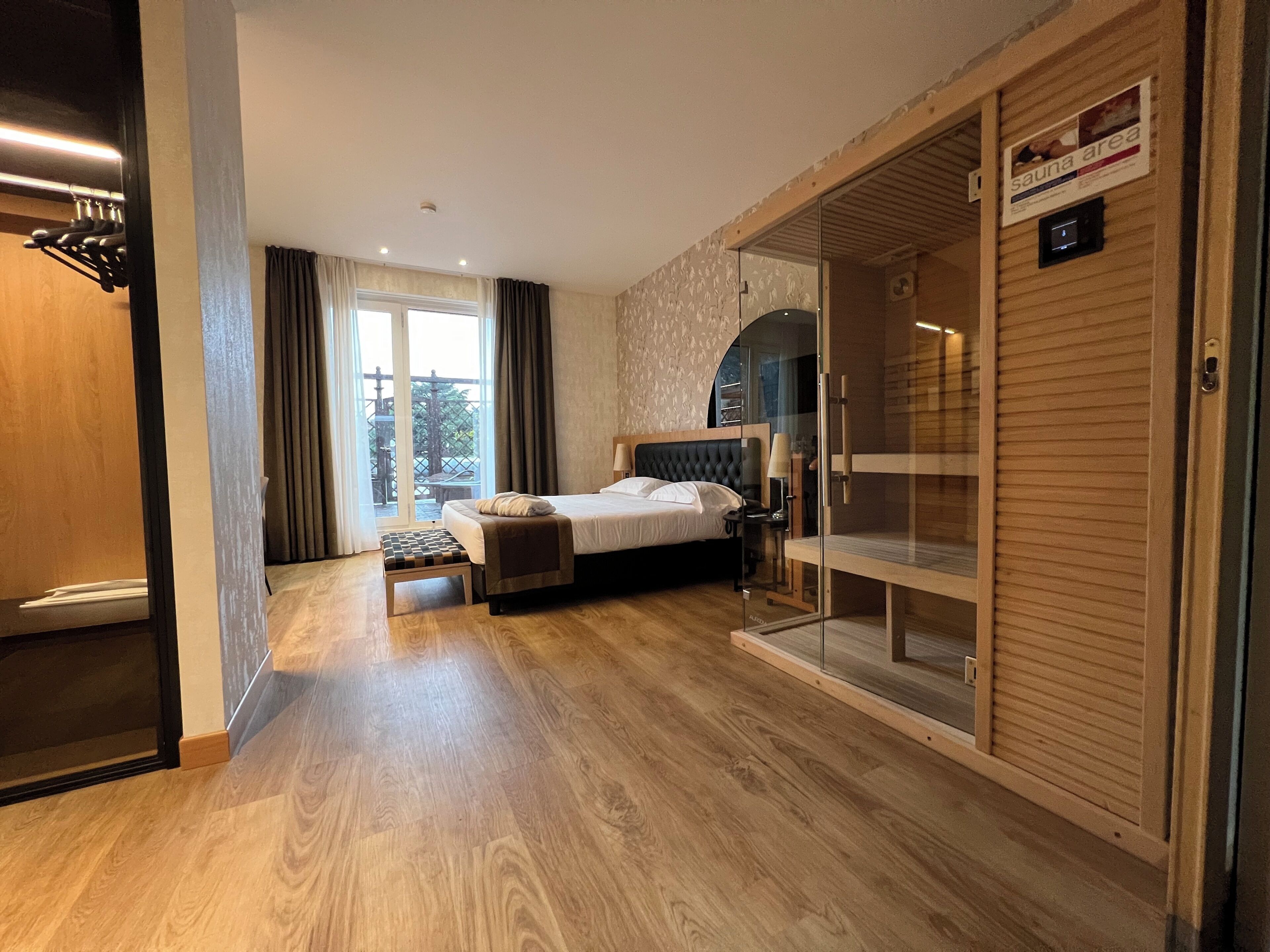 Suite Wellness | Allergitestet sengetøy, dundyner, minibar og safe på rommet