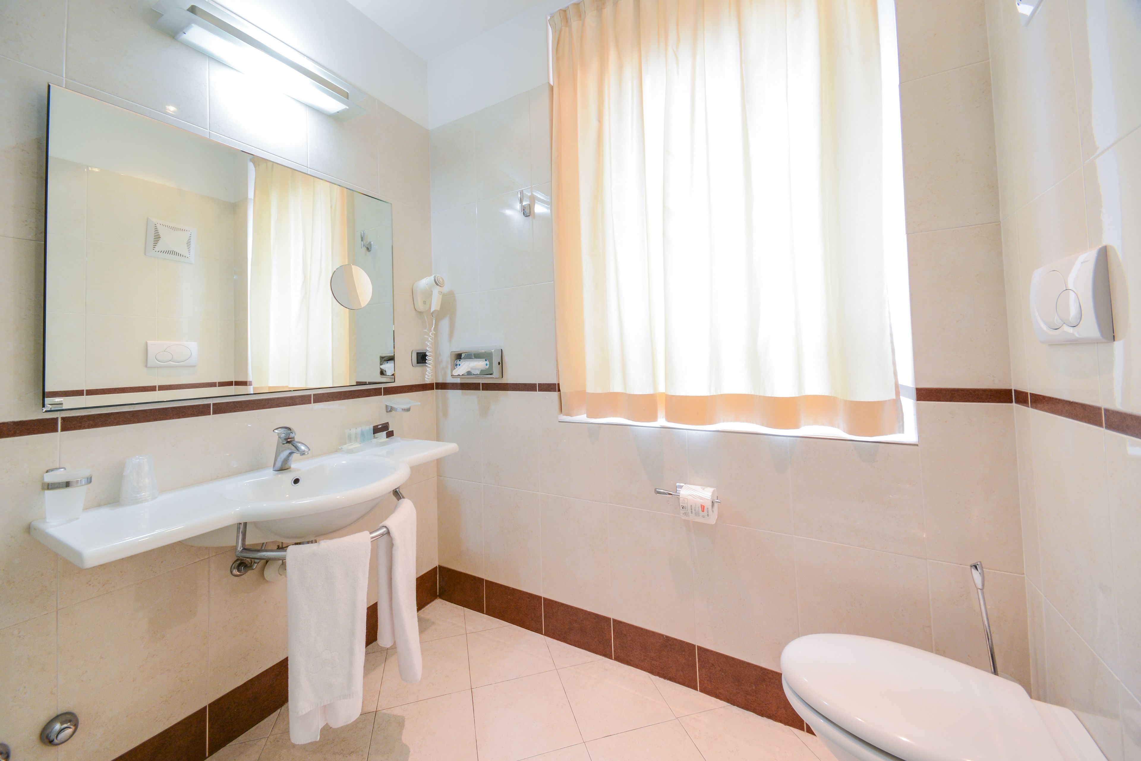 Articles de toilette gratuits, sèche-cheveux, bidet, serviettes fournies