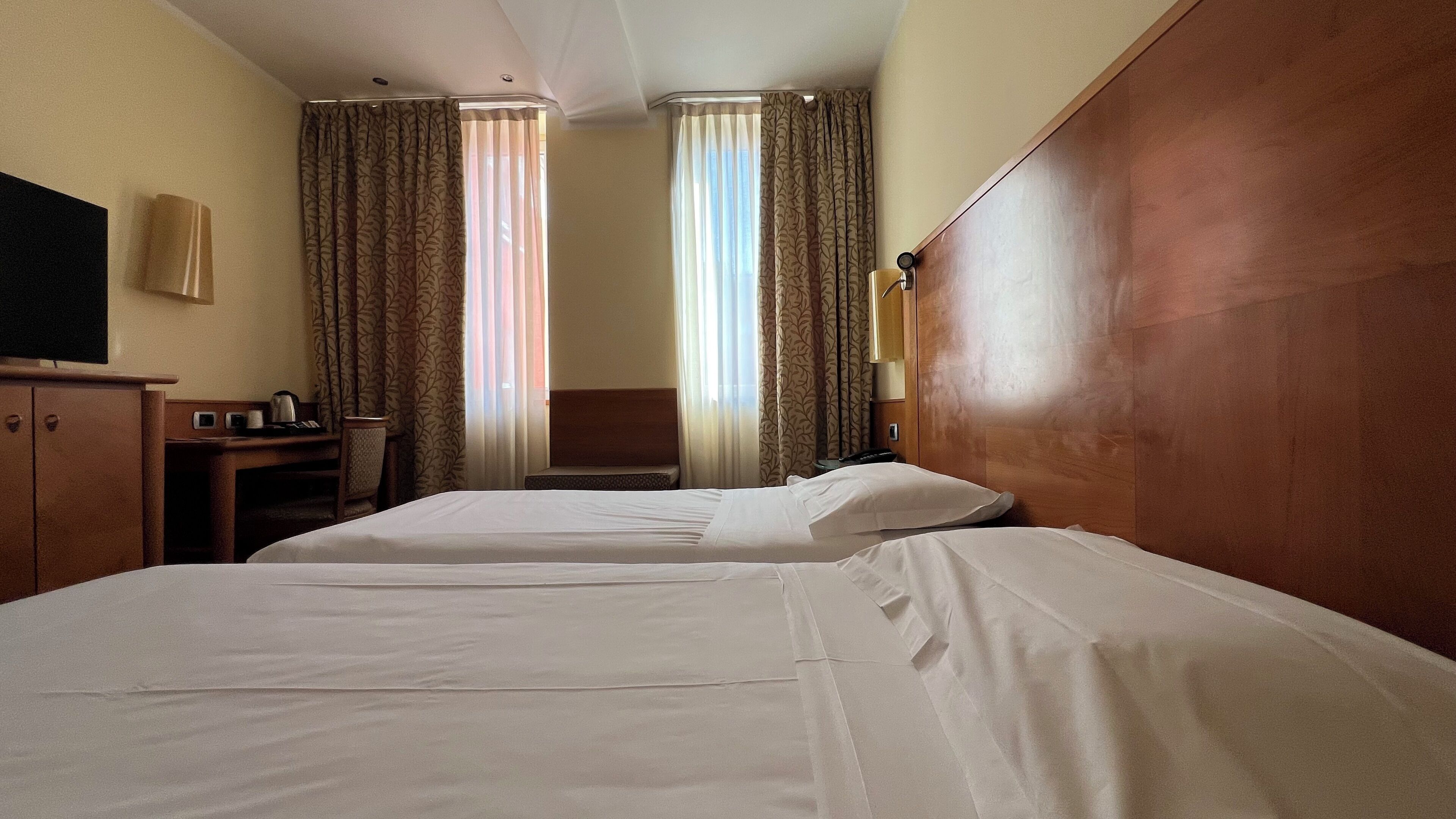 Habitación estándar con 2 camas individuales (Twin Room) | Ropa de cama hipoalergénica, edredones de plumas, minibar y caja fuerte