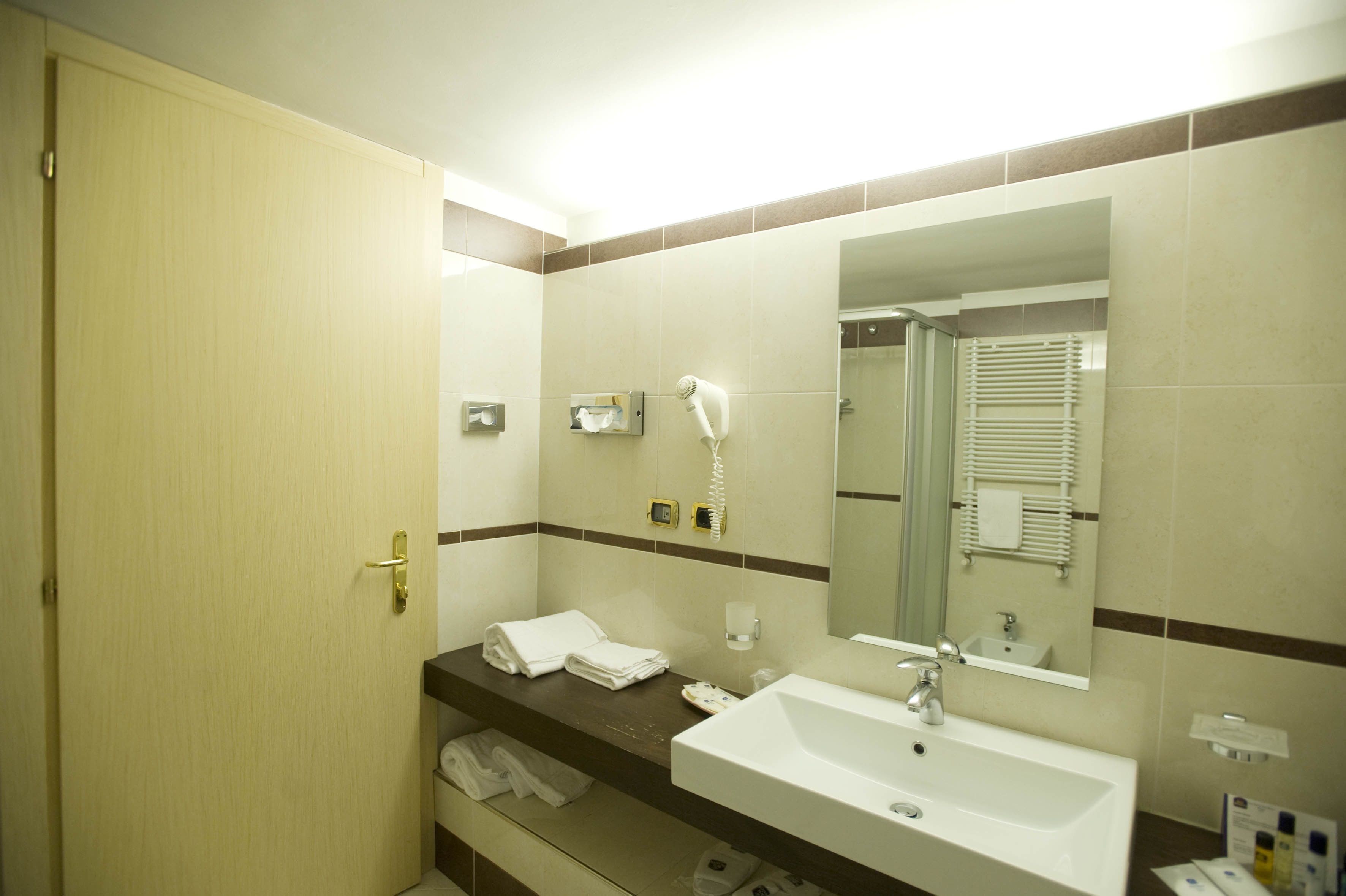 Chambre Standard avec lits jumeaux (Twin Room) | Salle de bain | Articles de toilette gratuits, sèche-cheveux, bidet, serviettes fournies