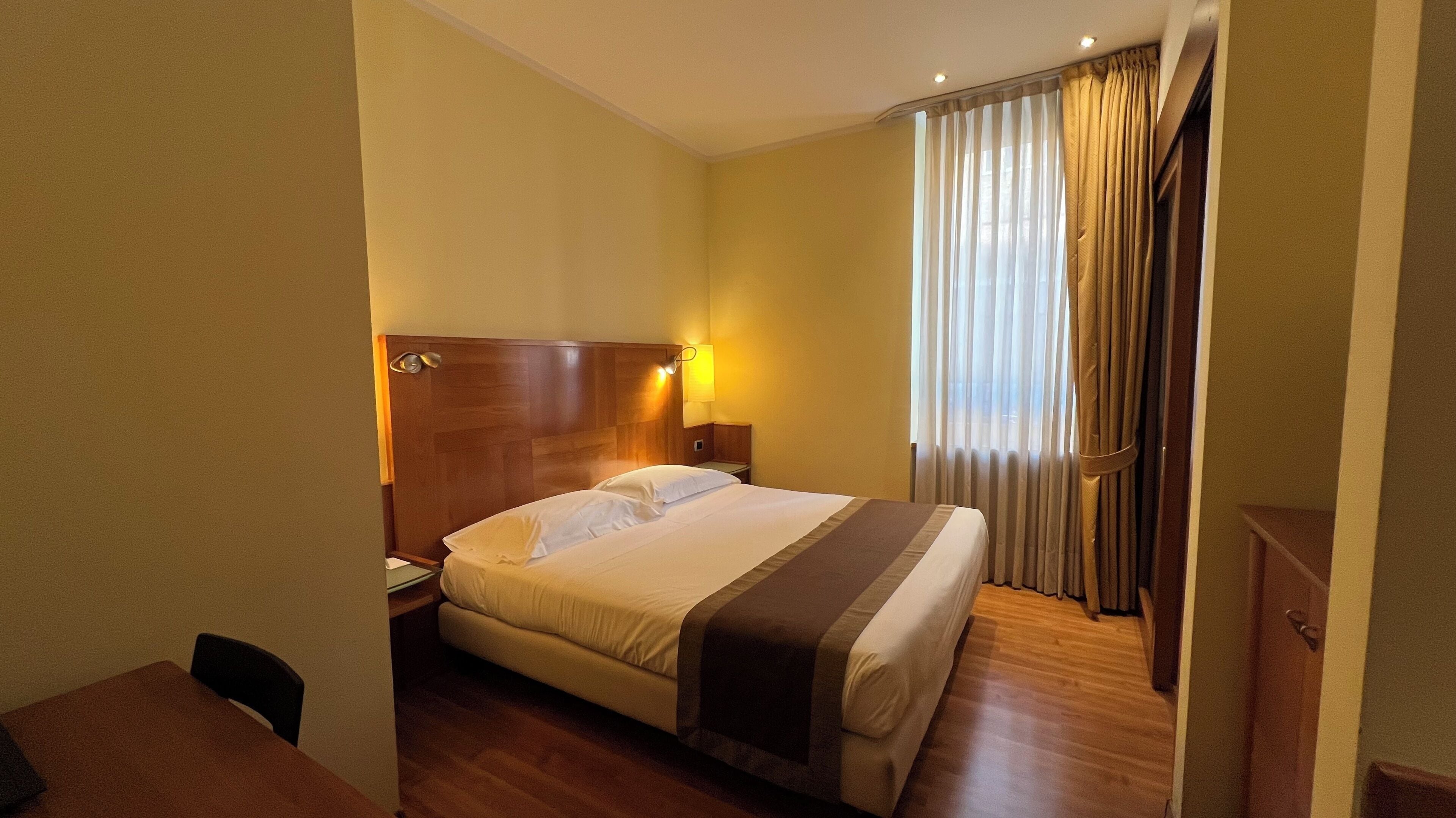 Habitación familiar | Ropa de cama hipoalergénica, edredones de plumas, minibar y caja fuerte