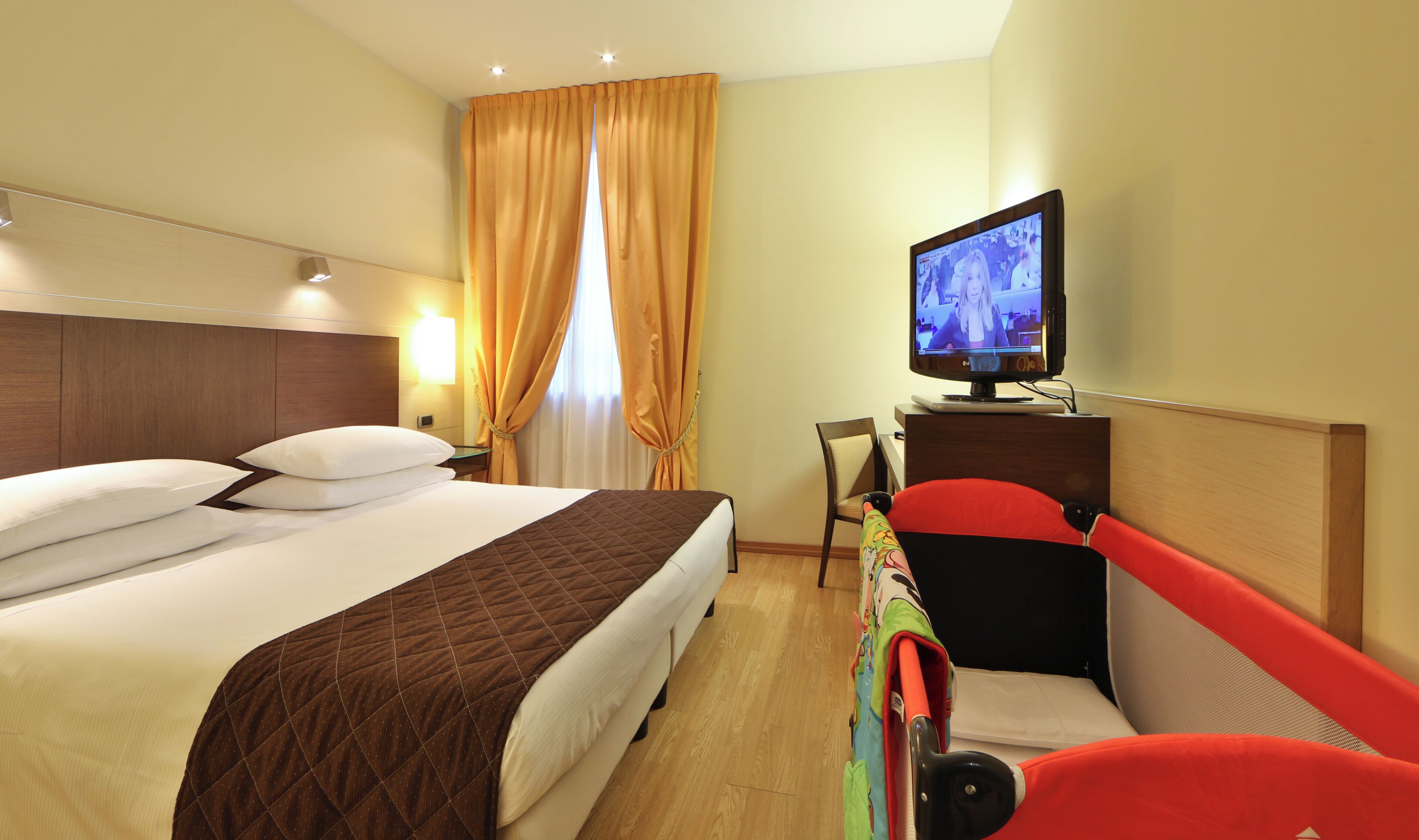 Habitación estándar doble | Ropa de cama hipoalergénica, edredones de plumas, minibar y caja fuerte