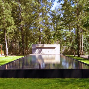 Utendørsbasseng og solsenger