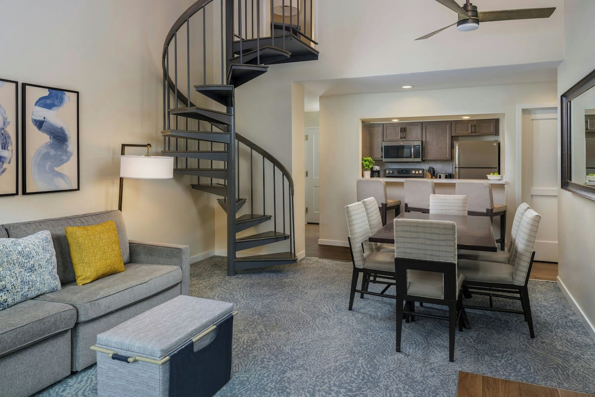 Een 32-inch lcd-televisie met kabelzenders en een televisie