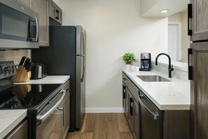 Refrigerador, microondas, parrilla de estufa y lavavajillas 