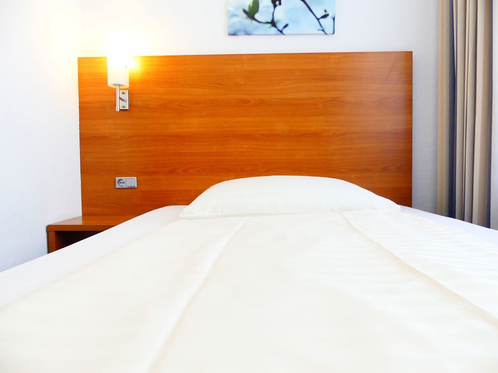 Hypo-allergenic bedding, desk, free cribs/infant beds, free WiFi