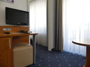 Chambre Triple | Coin séjour | Télévision à écran plat de 32 pouces avec chaînes par câble, télévision