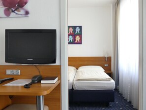 Triple Room | Living area | 32-inch flat-screen TV with cable channels, TV