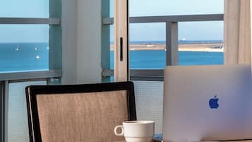 Luxe beddengoed, een minibar, een bureau, geluiddichte muren