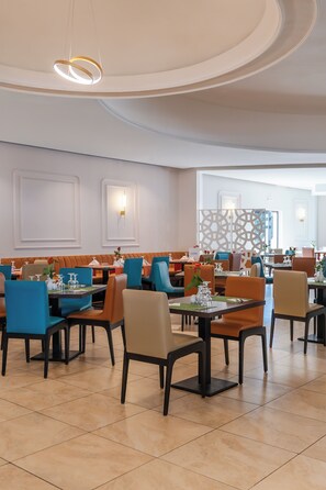 2 restaurantes; se sirve almuerzo y cena; cocina internacional