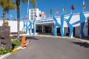 A modern building with a sign reading "TUI SUNEO Kenzi Europe". - TUI SUNEO Kenzi Europa (Agadir)