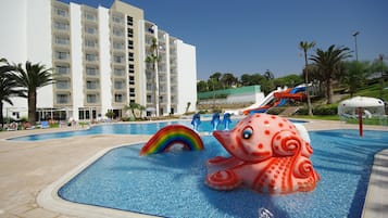 2 piscines extérieures, cabanons gratuits, parasols de plage