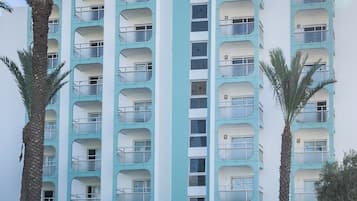 2 outdoor pools, free pool cabanas, pool umbrellas