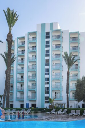 2 outdoor pools, free pool cabanas, pool umbrellas