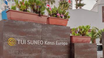 Ein modernes Gebäude mit dem Logo und dem Namen "TUI SUNEO Kenzi Europa" an der Fassade.