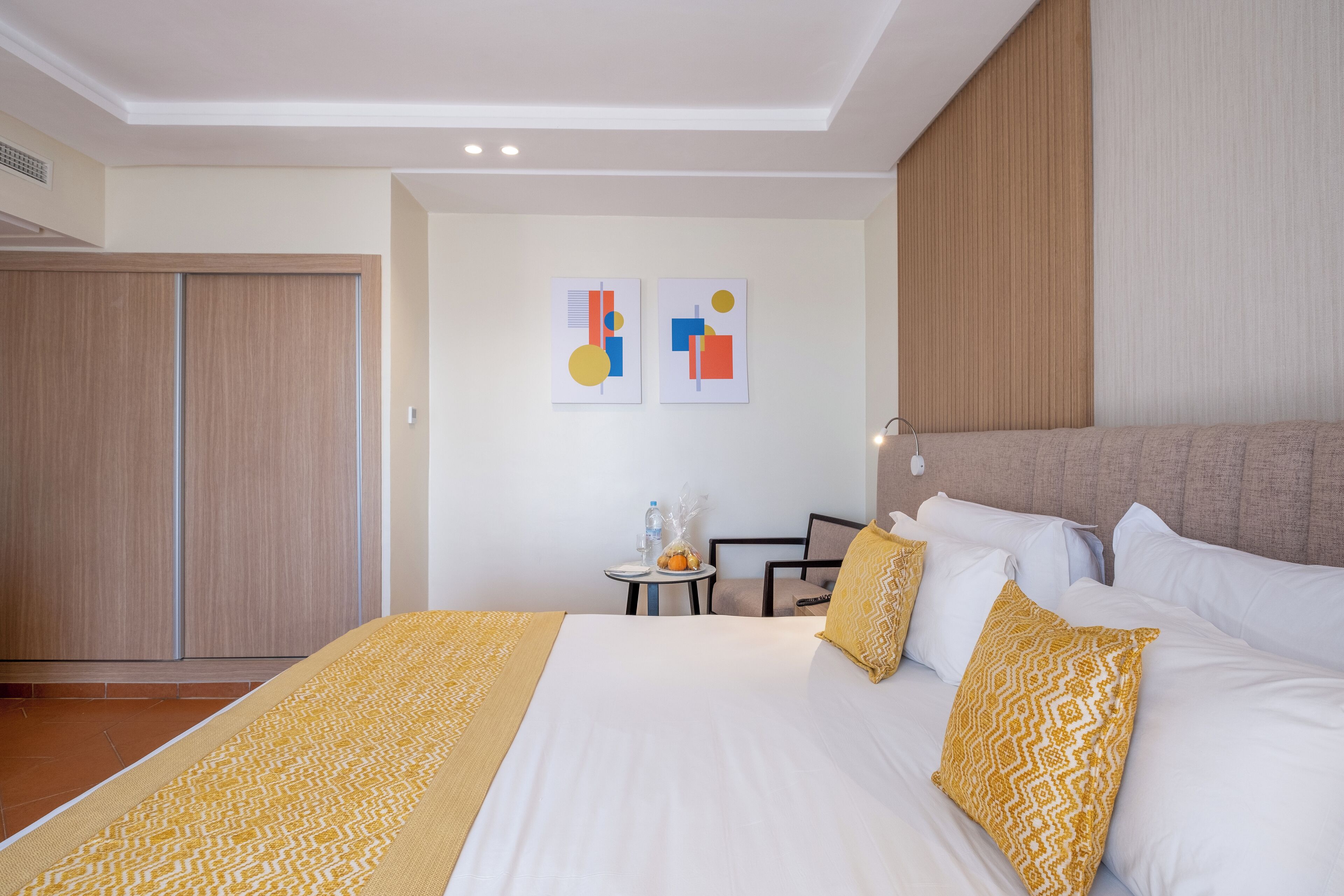 高档床上用品、迷你吧、办公桌、隔音