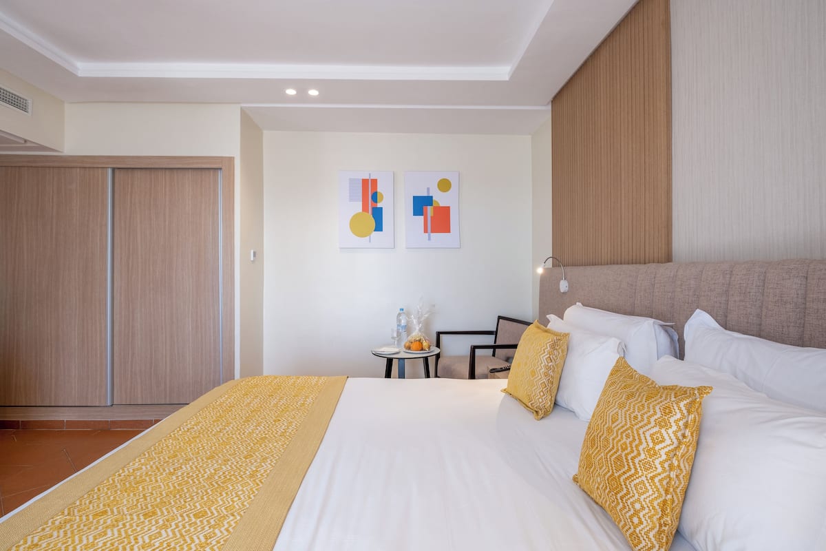 Premium bedding, minibar, desk, soundproofing