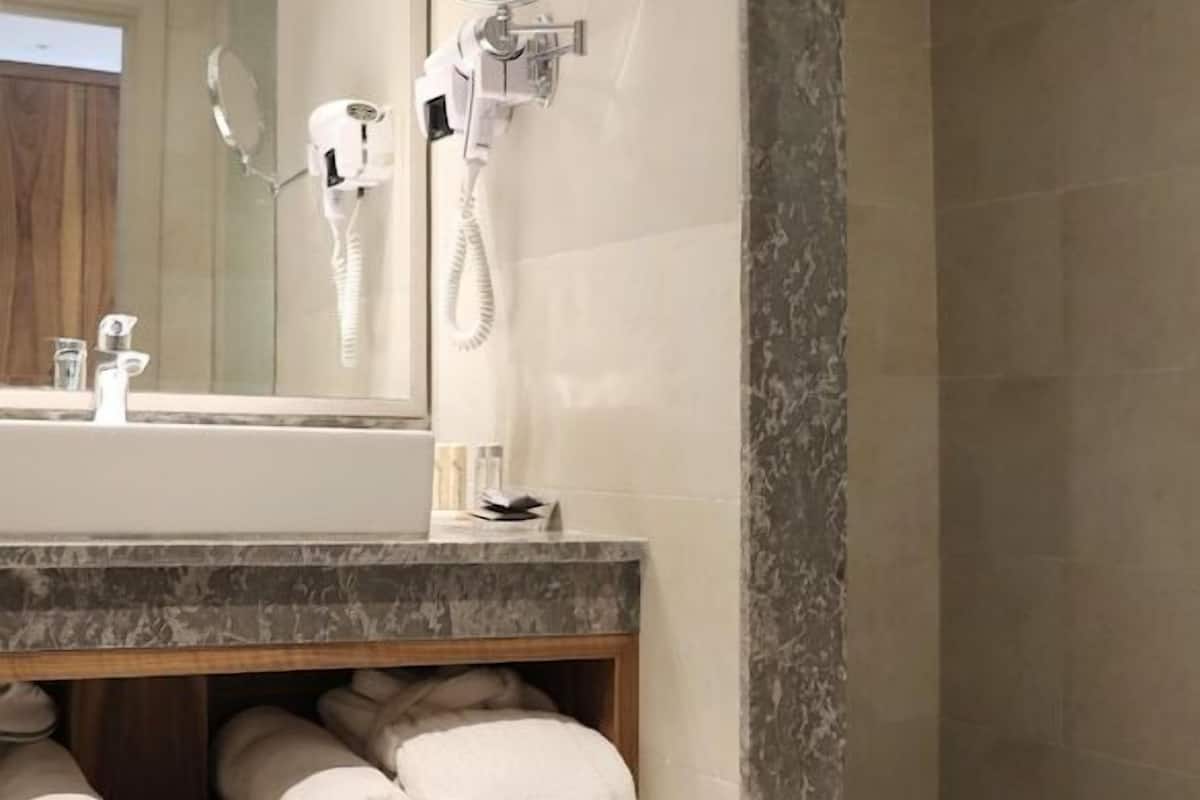 Shower, rainfall showerhead, free toiletries, hair dryer
