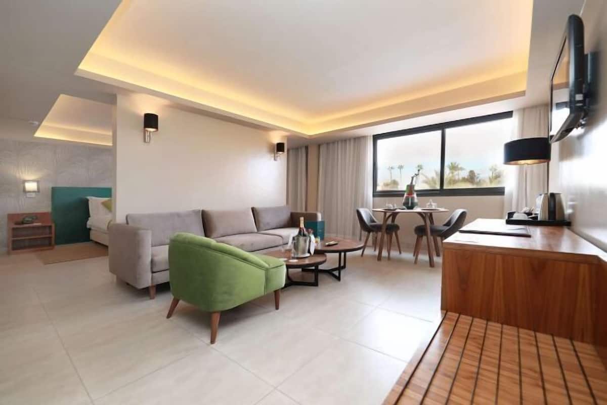 Living area | 32-cm Smart TV with cable channels, TV
