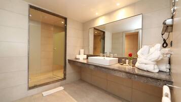 Shower, rainfall showerhead, free toiletries, hair dryer