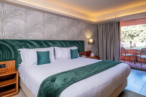 Bộ đồ giường cao cấp, minibar, két bảo mật tại phòng, bàn 