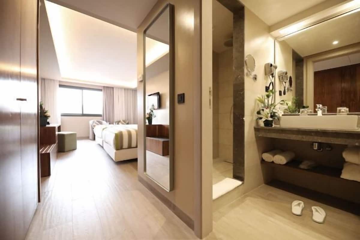 1 bedroom, premium bedding, minibar, in-room safe
