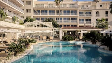 Piscina interna, piscina externa, guarda-sóis, espreguiçadeiras