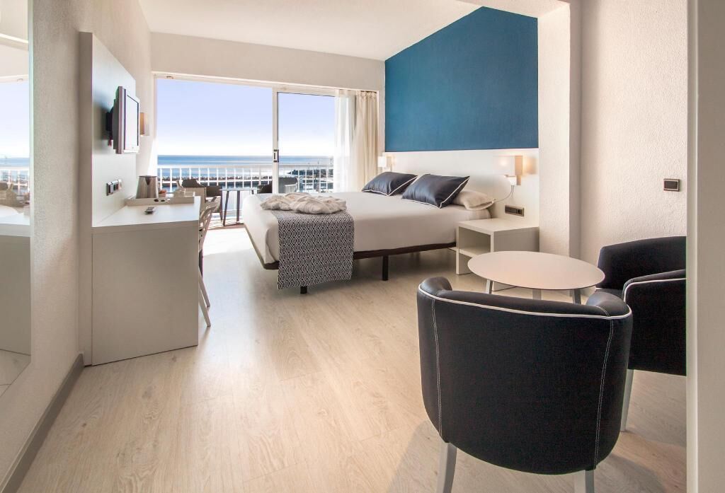 Minibar, safe på rommet, skrivebord og blendingsgardiner